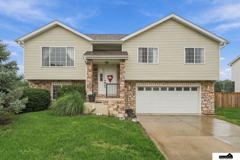 11030 N 136th Place, Waverly