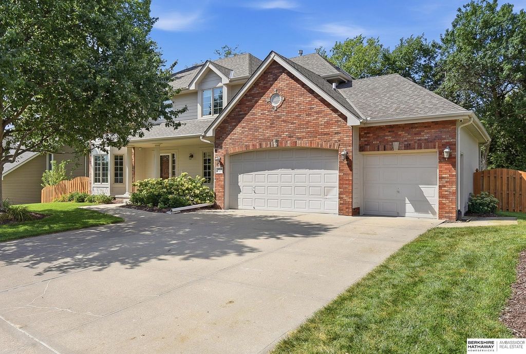1210 Macarthur Drive, Papillion