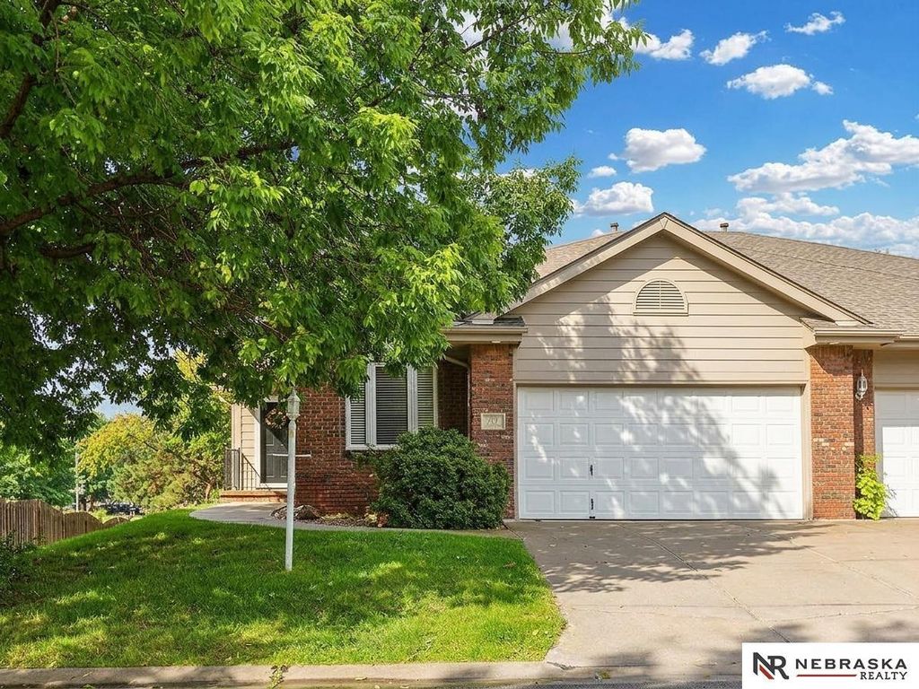 701 Manor Plaza, Papillion