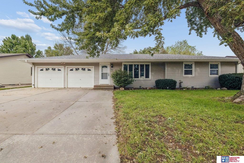 1605 E Lawn Plaza Drive, York