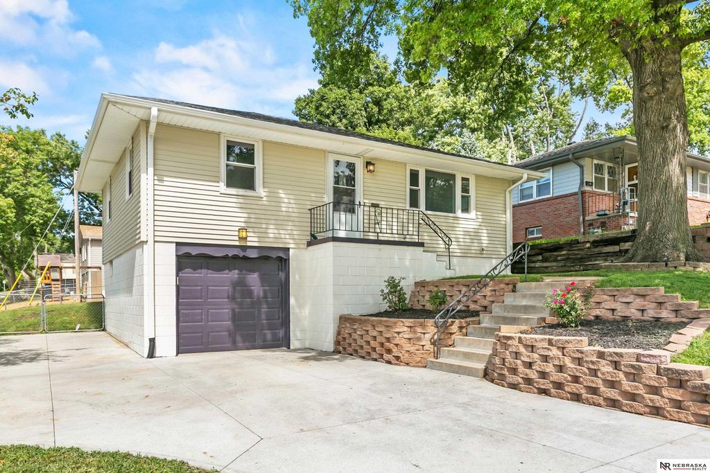 6226 Oak Street, Omaha