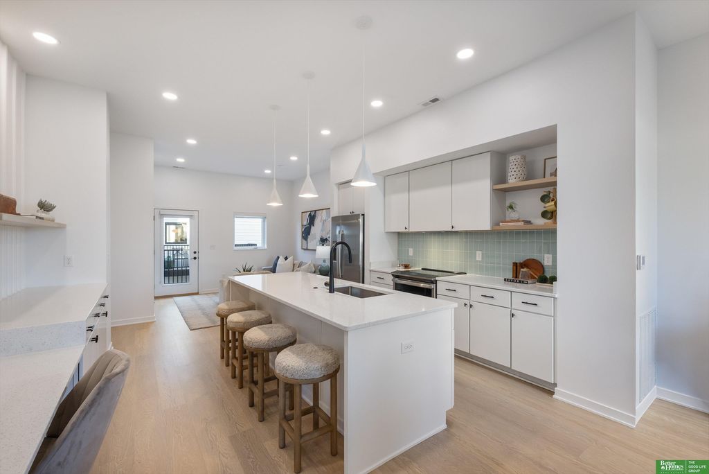 5325 Elmwood Plaza, Omaha
