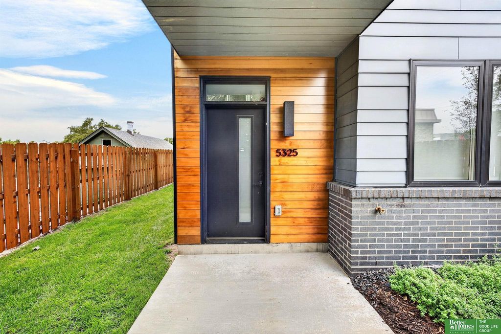 5325 Elmwood Plaza, Omaha