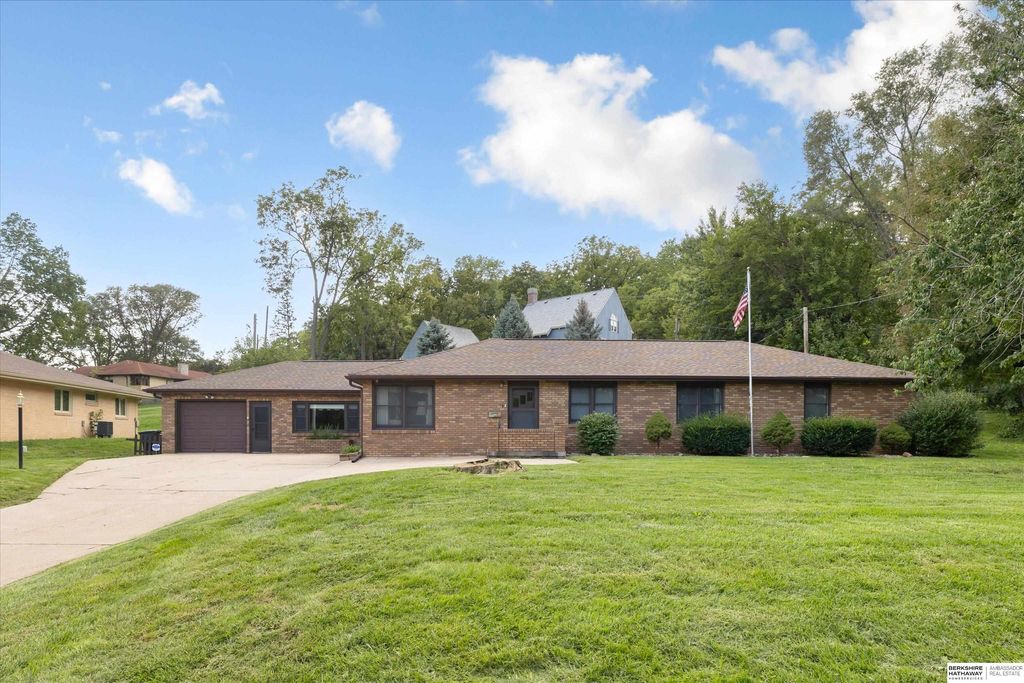 2423 Fontanelle Boulevard, Blair