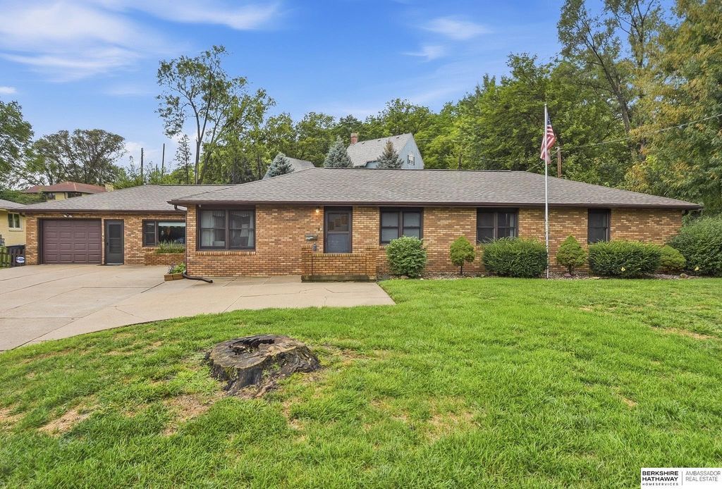 2423 Fontanelle Boulevard, Blair
