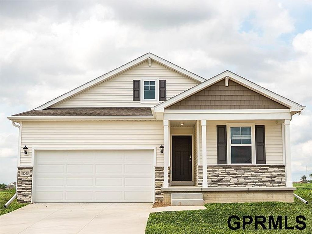 11461 White Pine Drive, Papillion