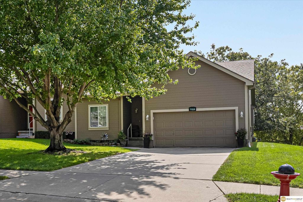 1015 Woodview Drive, Papillion