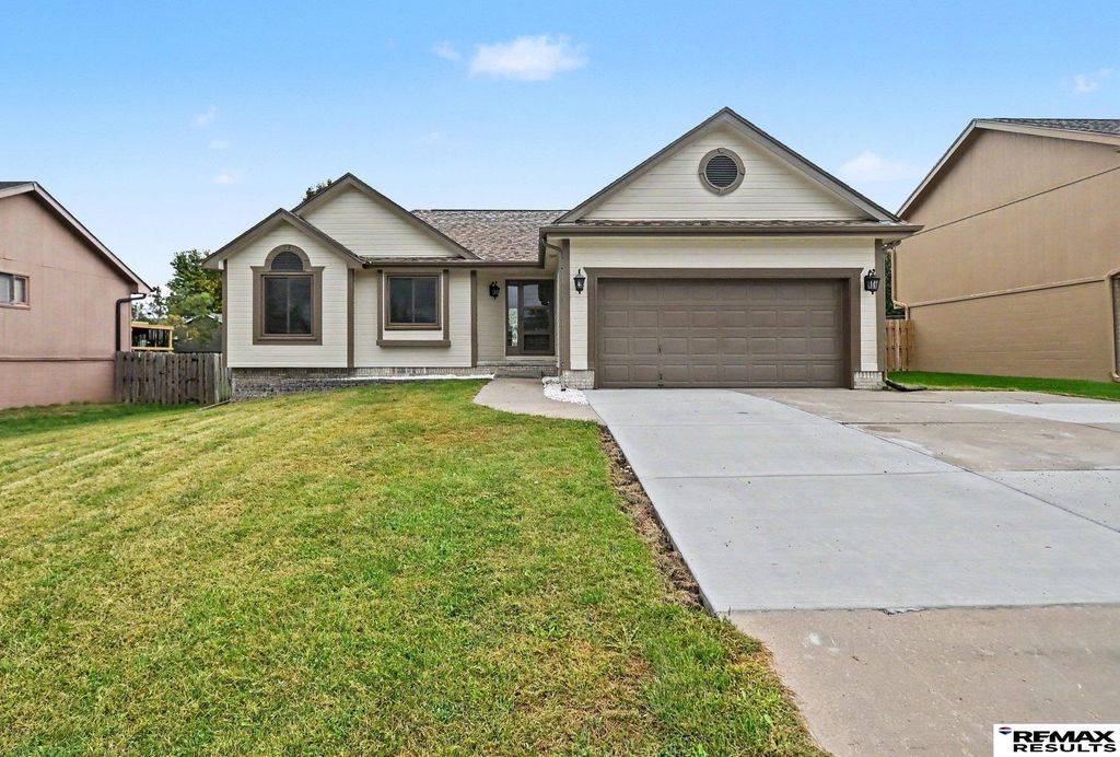 705 Eagle View Drive, Papillion