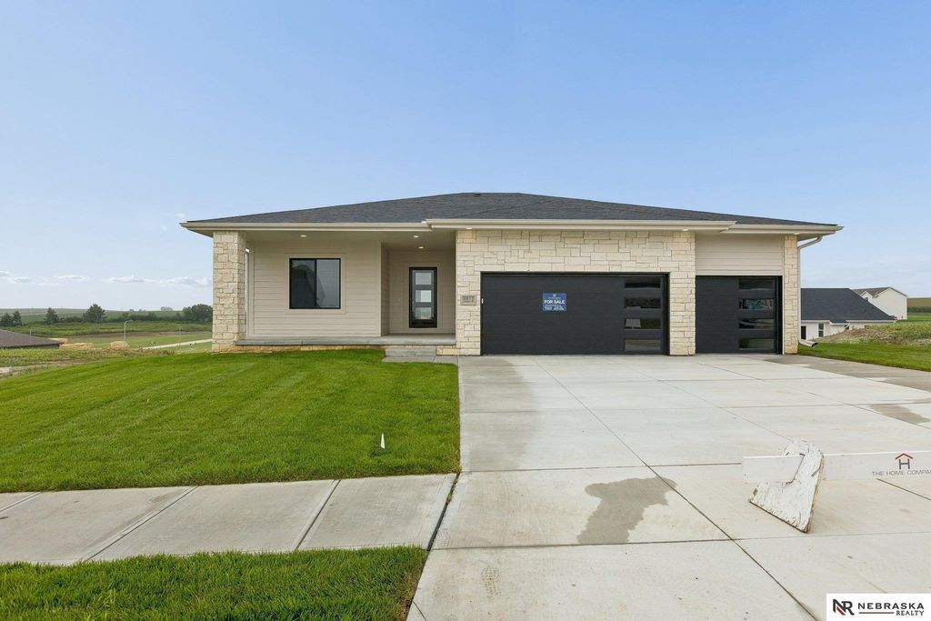 8815 Legacy Street, Papillion