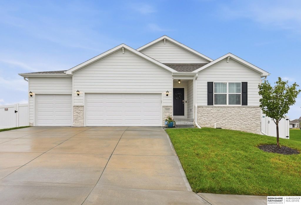 11610 Sunburst Drive, Papillion