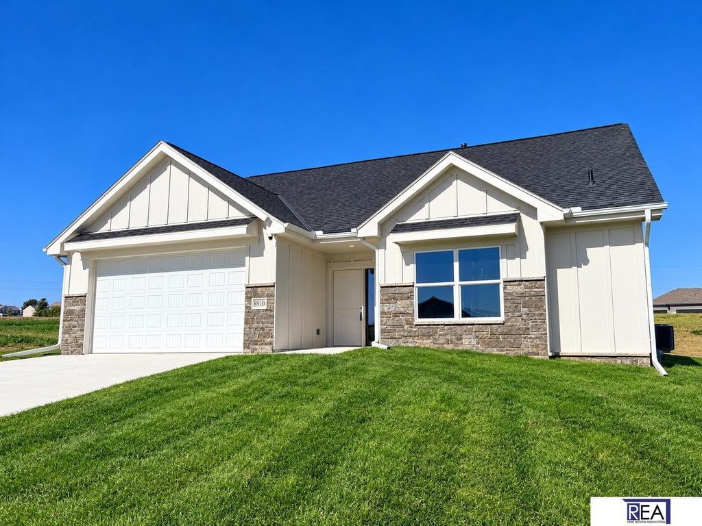 8910 Reed Street, Papillion