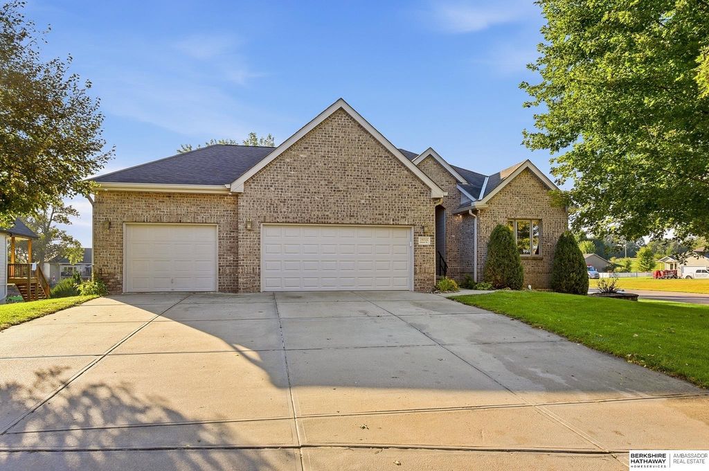 19515 Lakeside Circle, Plattsmouth
