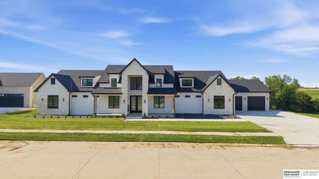 22102 Hackberry Circle, Gretna