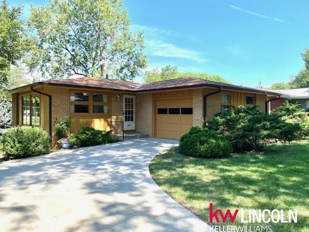1321 W Avon Lane, Lincoln