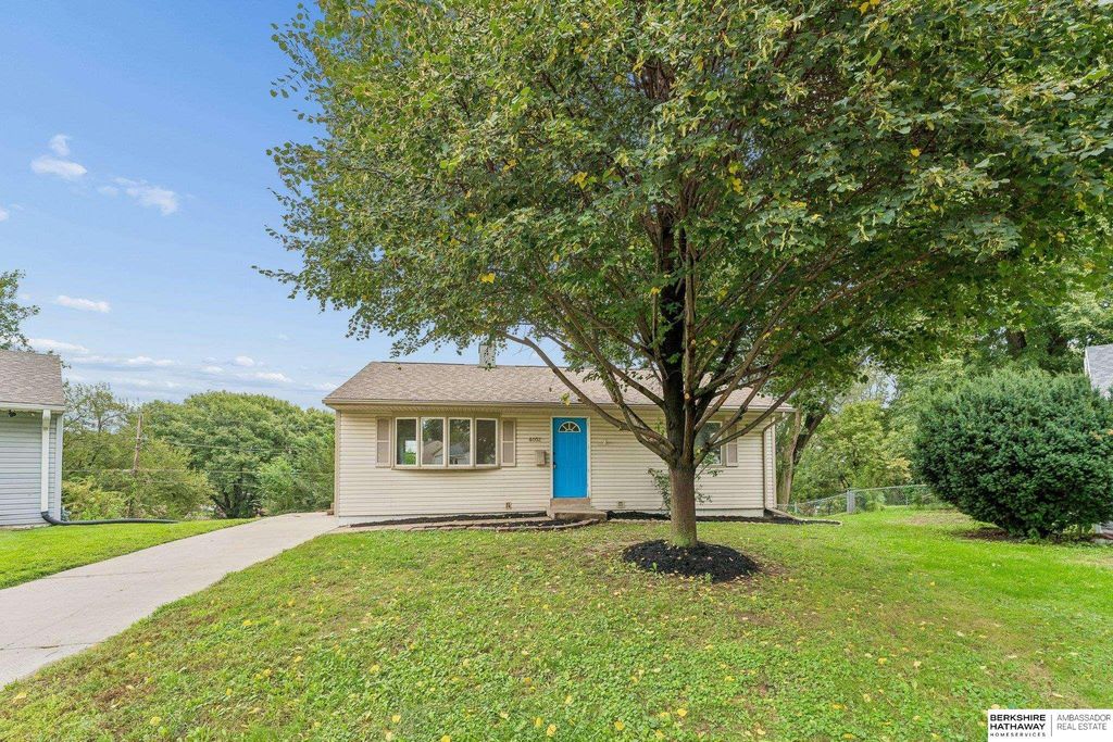4052 Valley Circle, Omaha