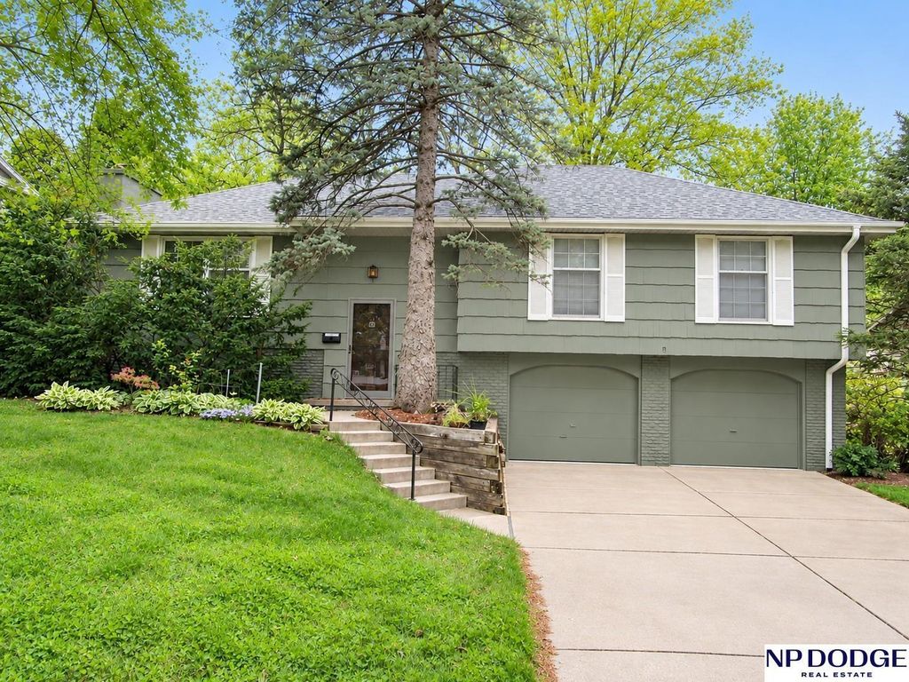 1114 S Grandview Avenue, Papillion