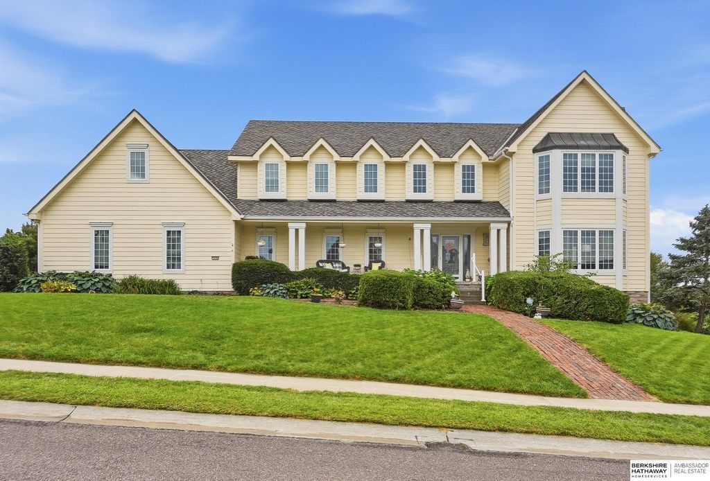 909 Bailey Drive, Papillion