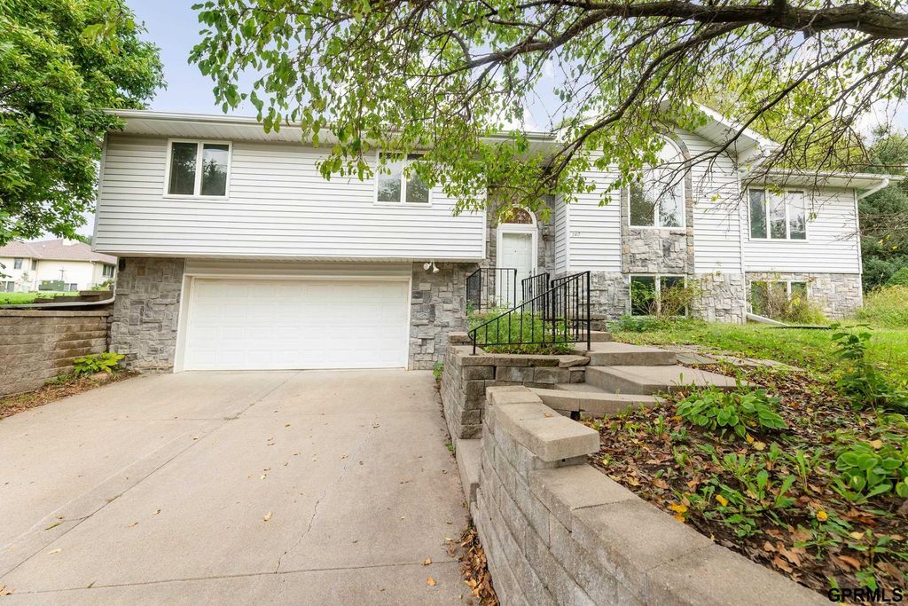 340 Pinewood Drive, Nebraska City