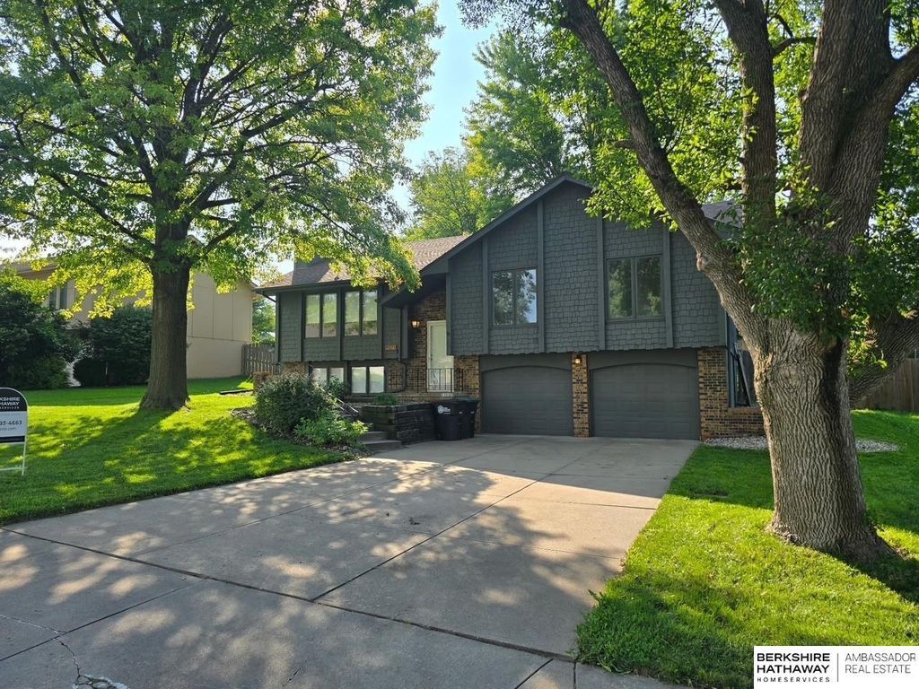 15123 Fieldcrest Drive, Omaha