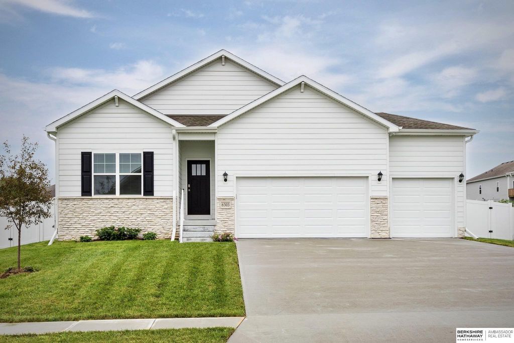 6303 Clear Creek Street, Papillion