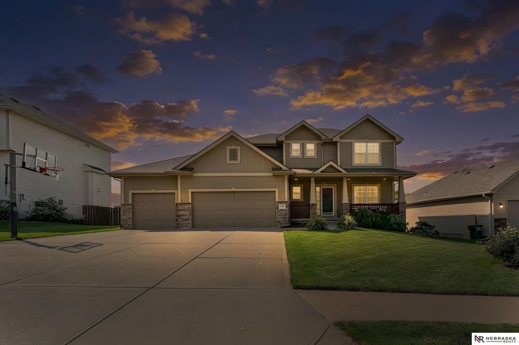 10605 Hillcrest Drive, La Vista