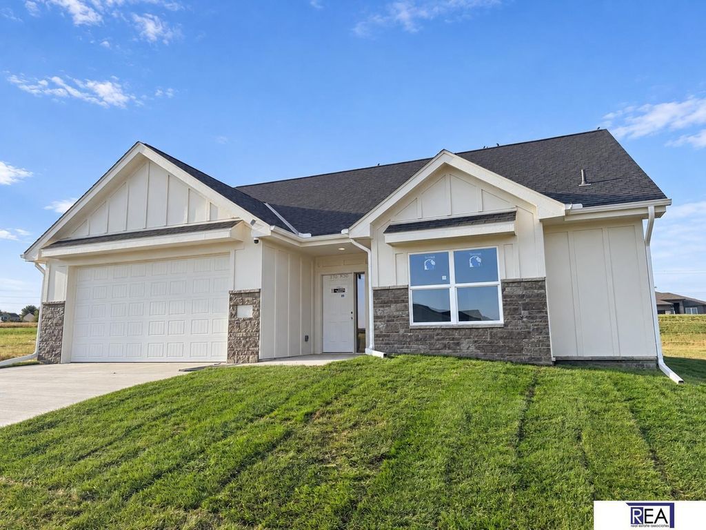 8910 Reed Street, Papillion