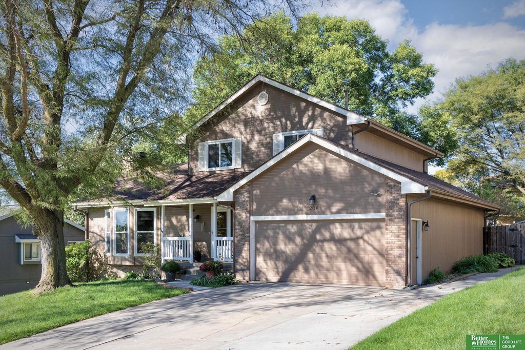 206 Summerset Drive, Papillion