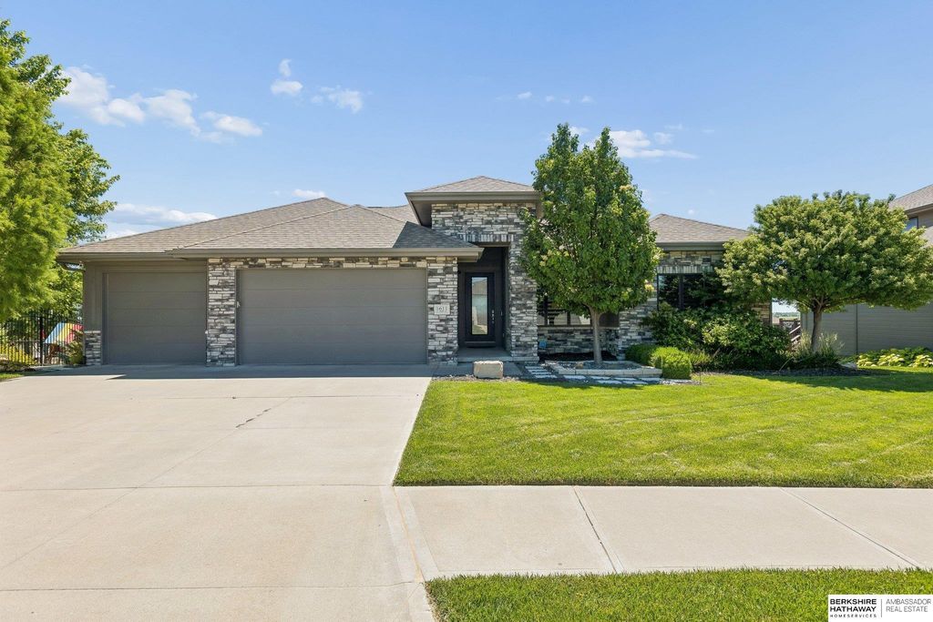 1611 S 208 Street, Elkhorn