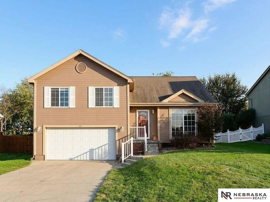 815 Edgewater Circle, Papillion