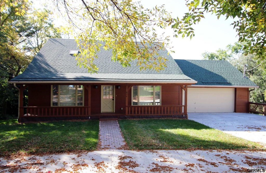 916 Bellevue Boulevard N, Bellevue