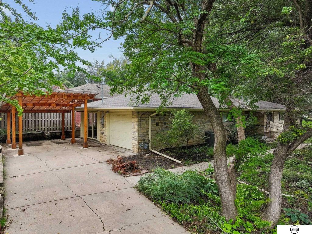 1801 Kings Highway, Lincoln