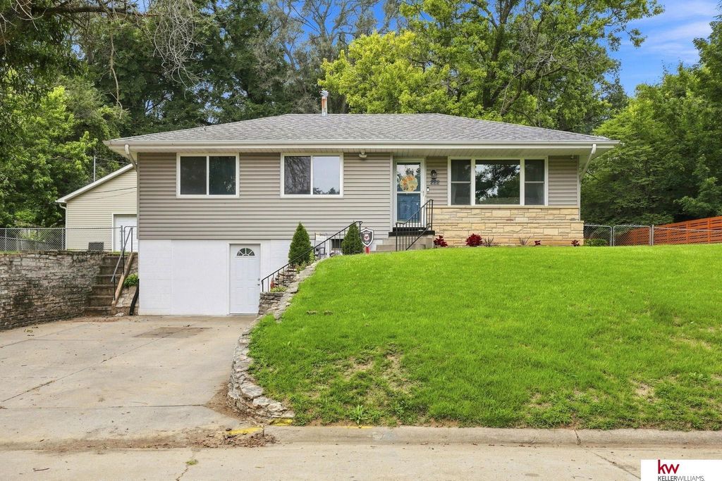 222 Pickardy Lane, Council Bluffs