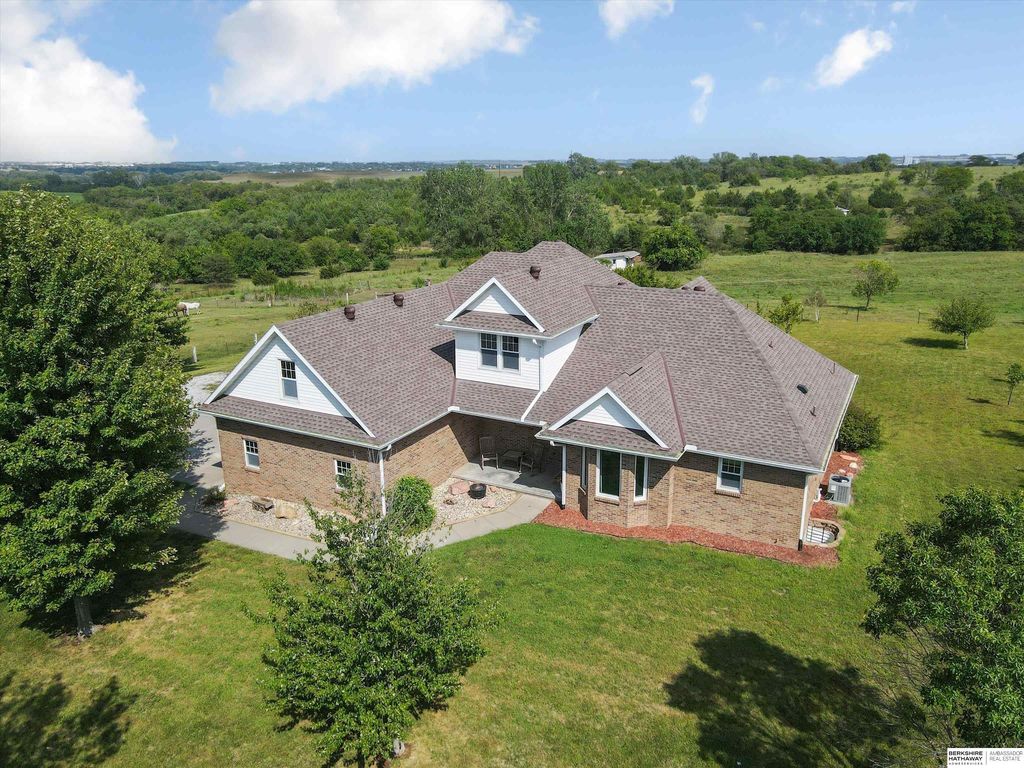 561 S 26th Road, Syracuse