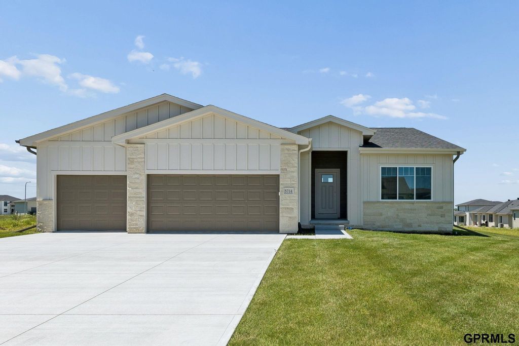 5714 Kestrel Parkway, Elkhorn