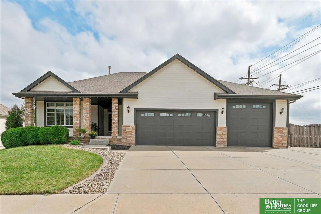8221 S 154 Avenue, Omaha
