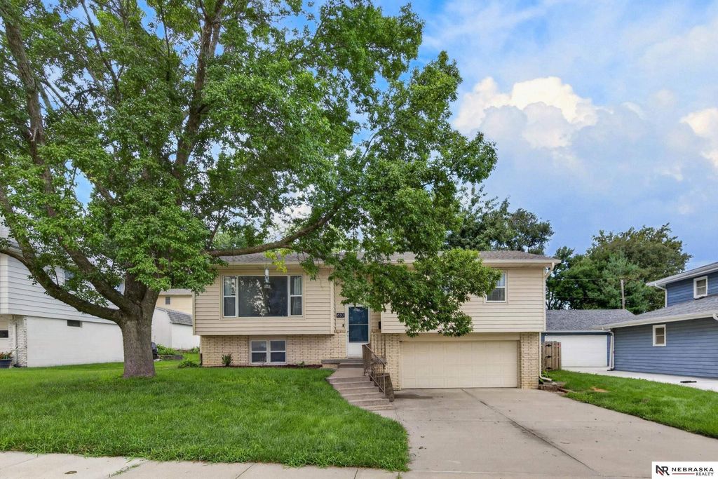 810 S Grandview Avenue, Papillion