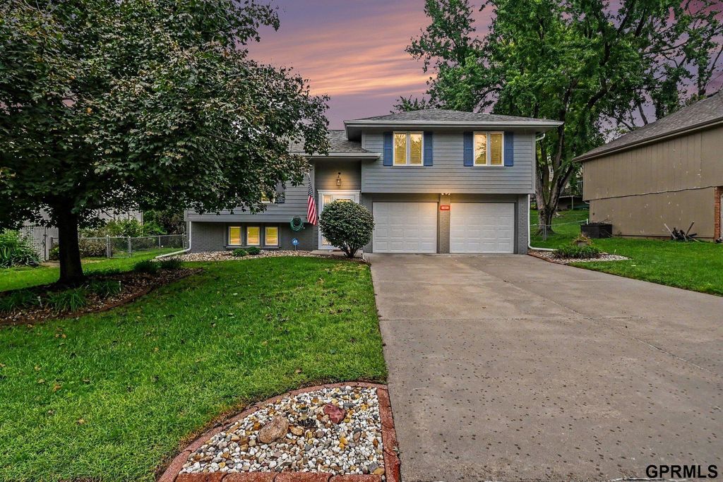1005 Overland Trail, Papillion