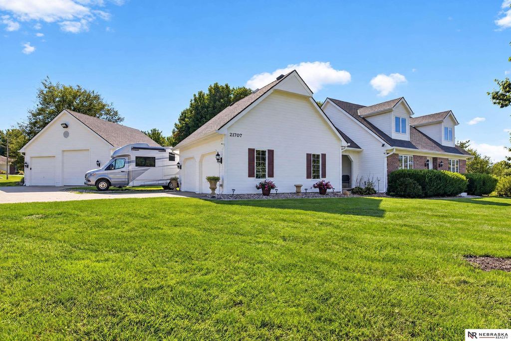 21707 Cimarron Road, Elkhorn