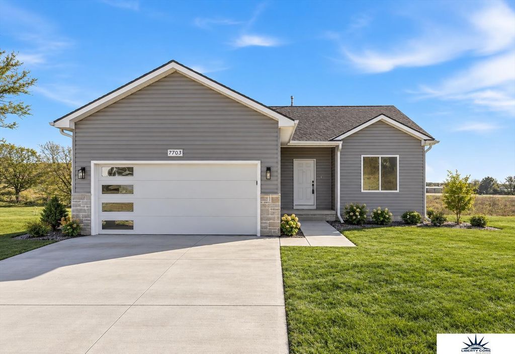 7806 N 94 Circle, Omaha
