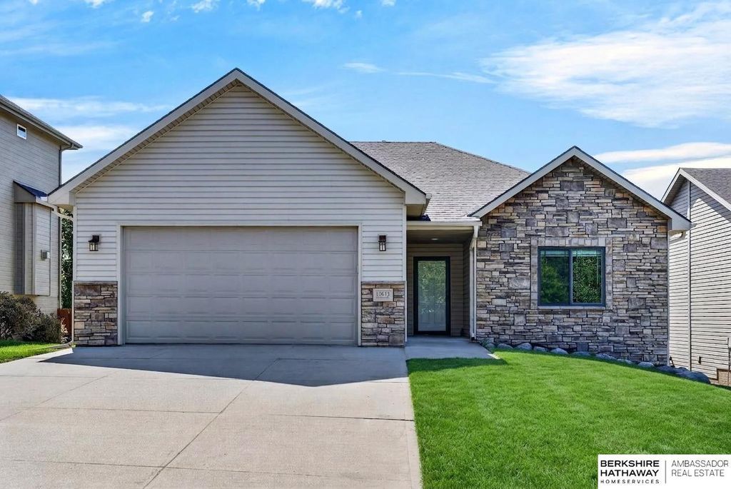 10611 Hillcrest Drive, La Vista