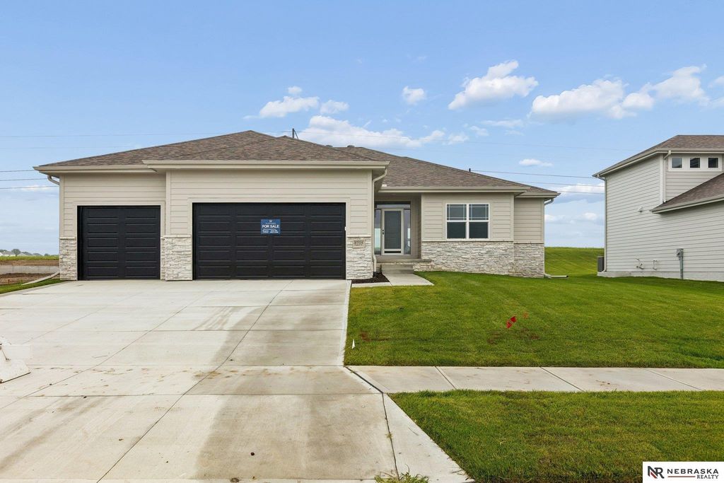 8704 Legacy Street, Papillion