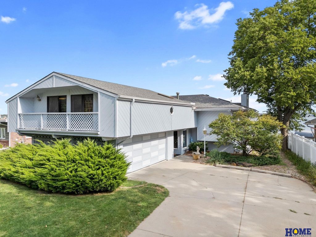 1800 Surfside Drive, Lincoln