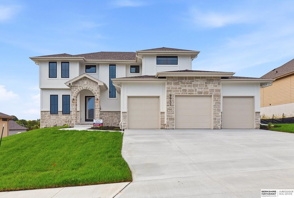 9911 Cimarron Street, Papillion