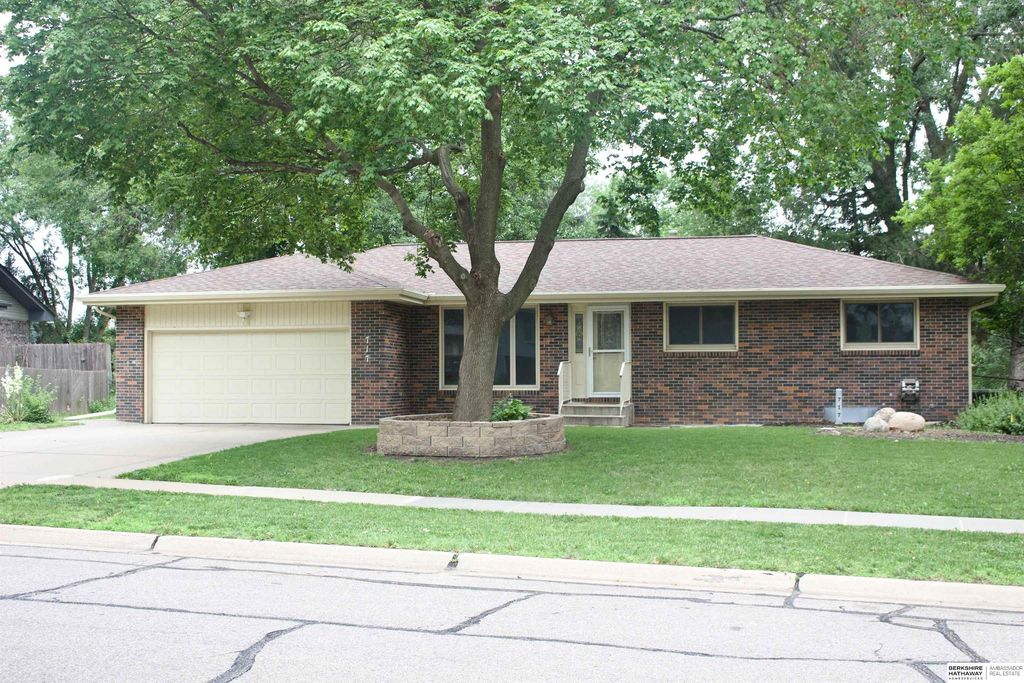 717 Smoky Hill Road, Lincoln