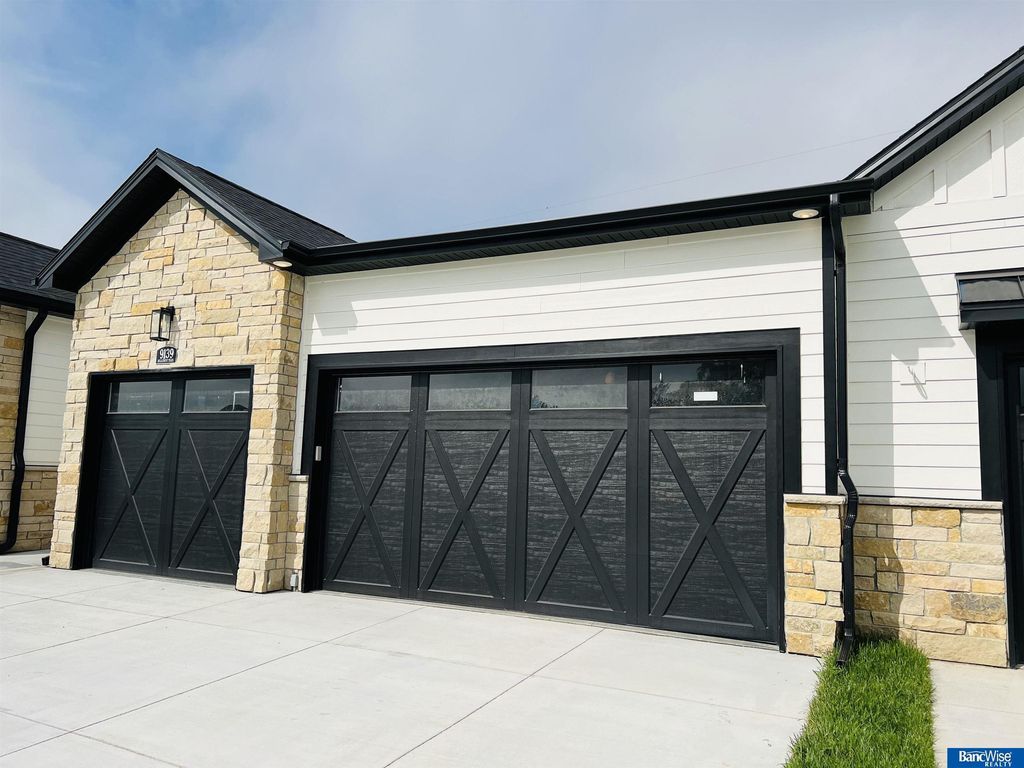 9127 Hillcrest Trail, Lincoln