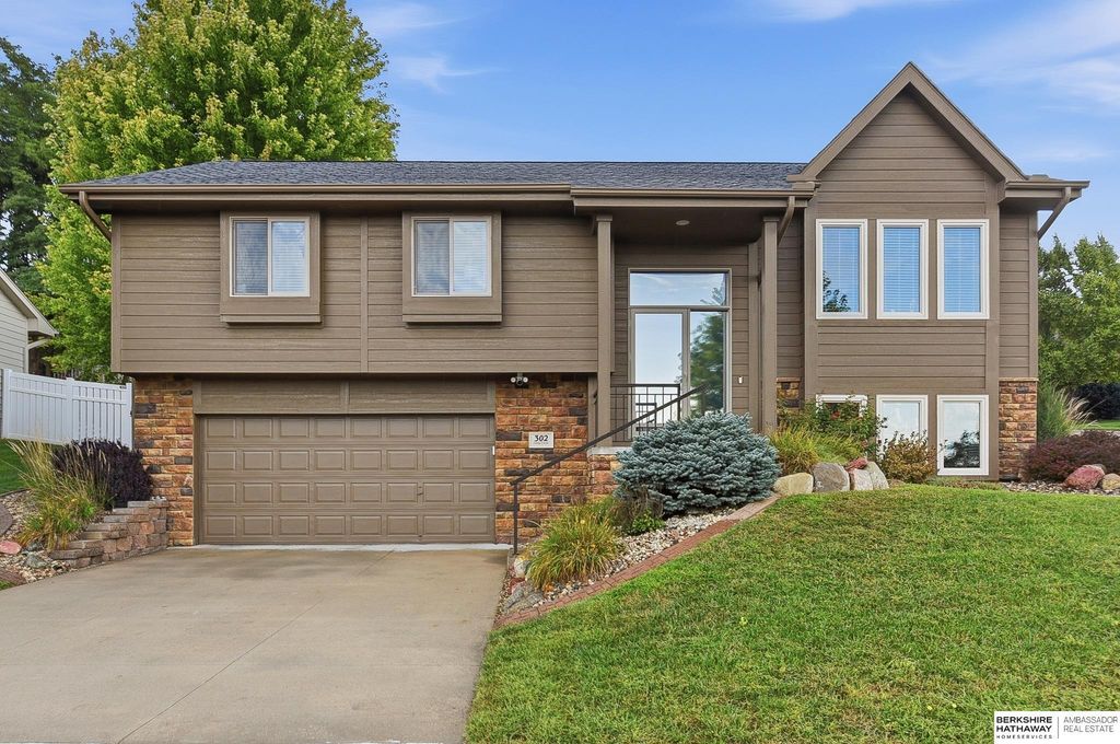 302 Carly Circle, Council Bluffs