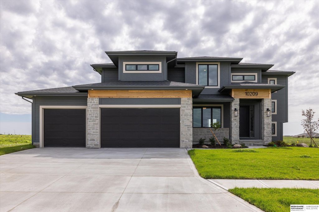 10209 S 214th Street, Gretna