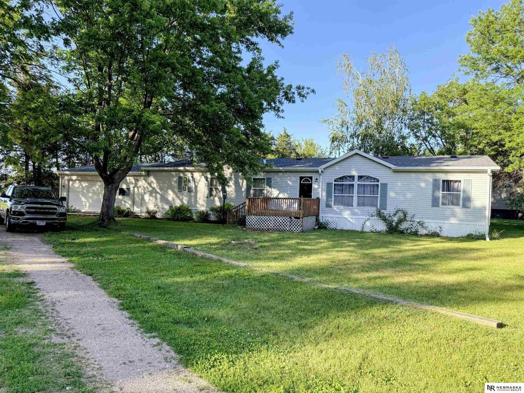 211 Pine Street, Bee