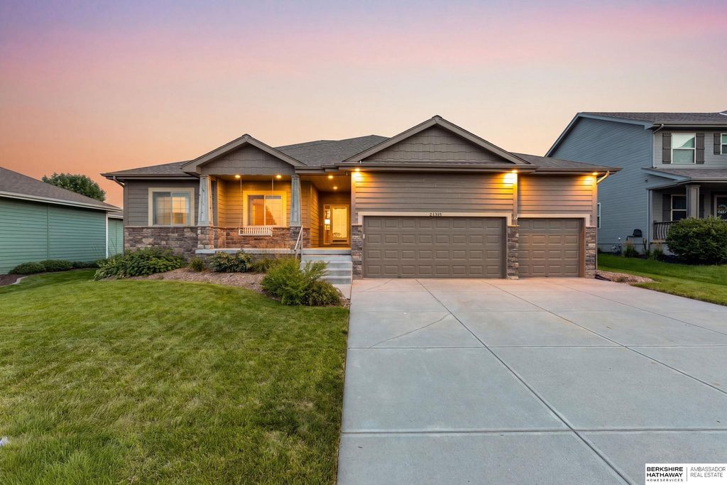 21315 Blackstone Circle, Gretna