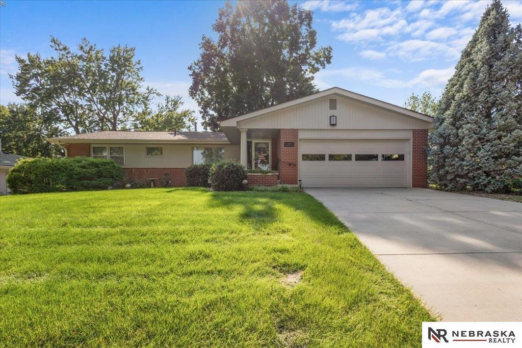 431 Lakewood Drive, Lincoln